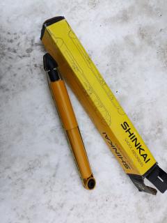 Амортизатор SHINKAI 170172, 062432GB, 104716, 11245043, 12130038, 12130038SX, 179421, 19184135, 201753, 20554002, 2175G, 21801F, 30G73A, 312 961, 32130241, 344453, 352045070000, 41140119SX, 42139859SX, 42140393SX, 54310H1100, 54310H1150, 54310H1150KAP, 554338, 63342175, 71913, 810668, 822520, 854S0161, A3431G, AG0553, AM5470, AMDSA364, B32040, B344453, CYKH767G, D8014, DG02498, DG9061, DV1325, EX54310H1150, G11245043, G11249LR, G12604LR, GY0964G, GY0964O, H06HD080, H07ASBMG03554, H490I50AM, JAPMMHY043, KM0702435GAS, KSA078, KSA078STD, LHY2550, MAHY043, MJHY043, MMHY043, N5500526G, OHSA031, P6474, PJA032, PSA344453, S010602G, SF1014, SG2729, SJ0031867, SJ003FHP, SJ003HP, SMSAH231W, SSB2045GN, Y62557 на Hyundai Terracan Фото 2