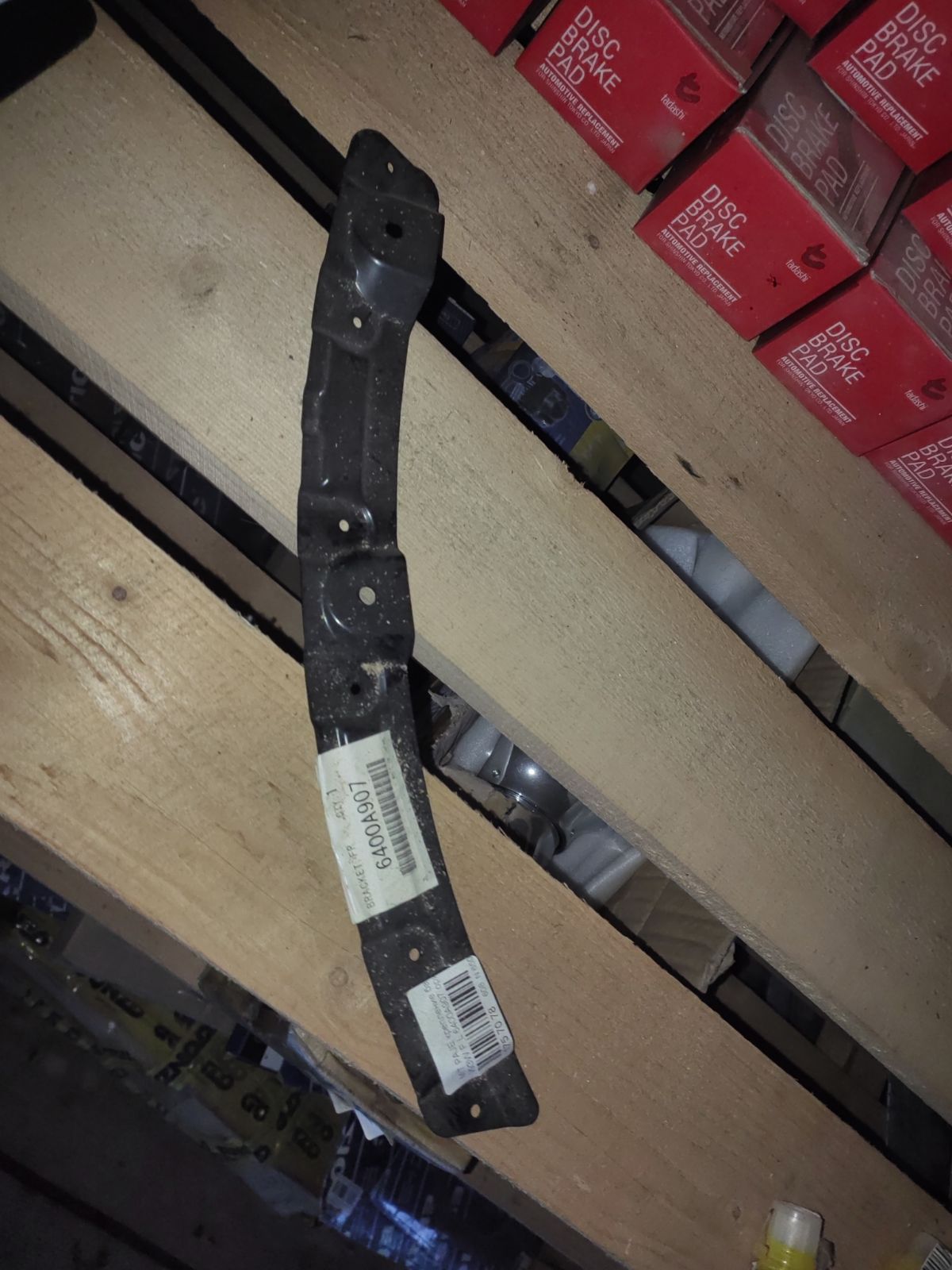 Крепление бампера MITSUBISHI 6400A907 на Mitsubishi Pajero V93W Фото 1