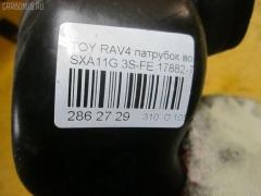 Патрубок воздушн.фильтра 17882-74300 на Toyota Rav4 SXA11G 3S-FE Фото 8