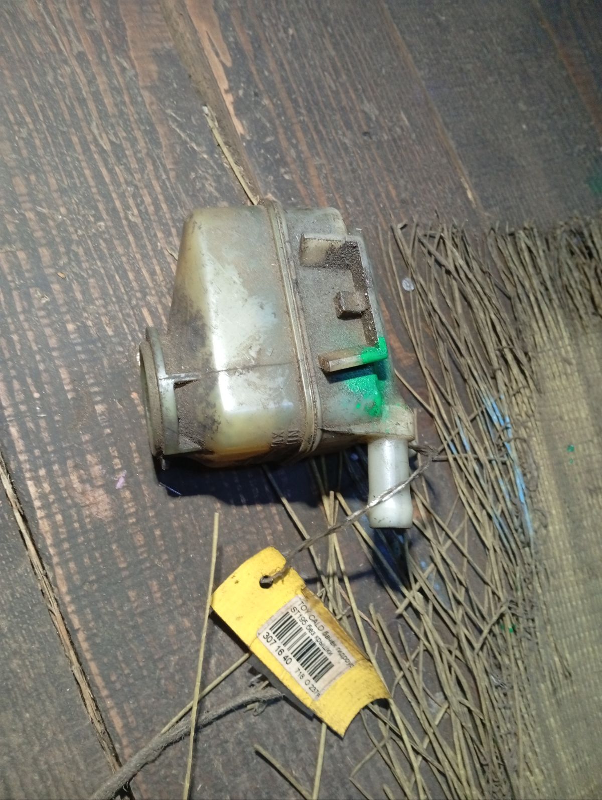 Бачок гидроусилителя на Toyota Caldina ST195 Фото 4