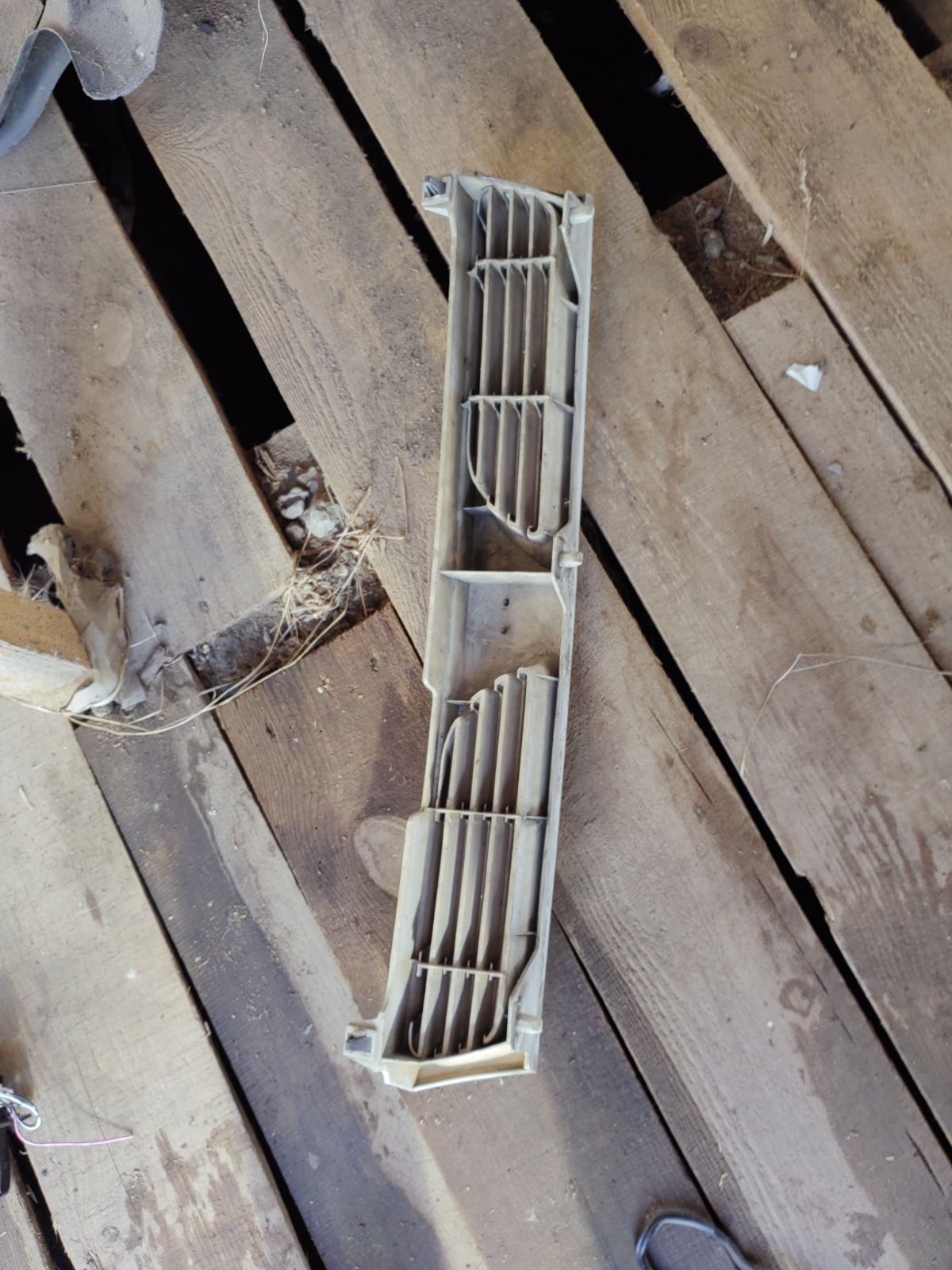 Решетка радиатора 62310 73C00 на Nissan Pulsar N14 Фото 3