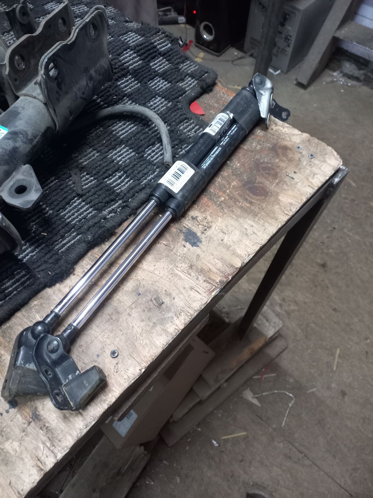 Амортизатор двери 68950-44070 на Toyota Ipsum ACM21W Фото 3