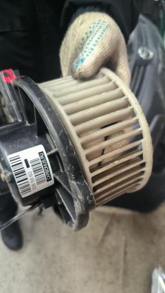 Мотор печки 87103-17010, 87103-42010 на Toyota Raum EXZ10 Фото 3