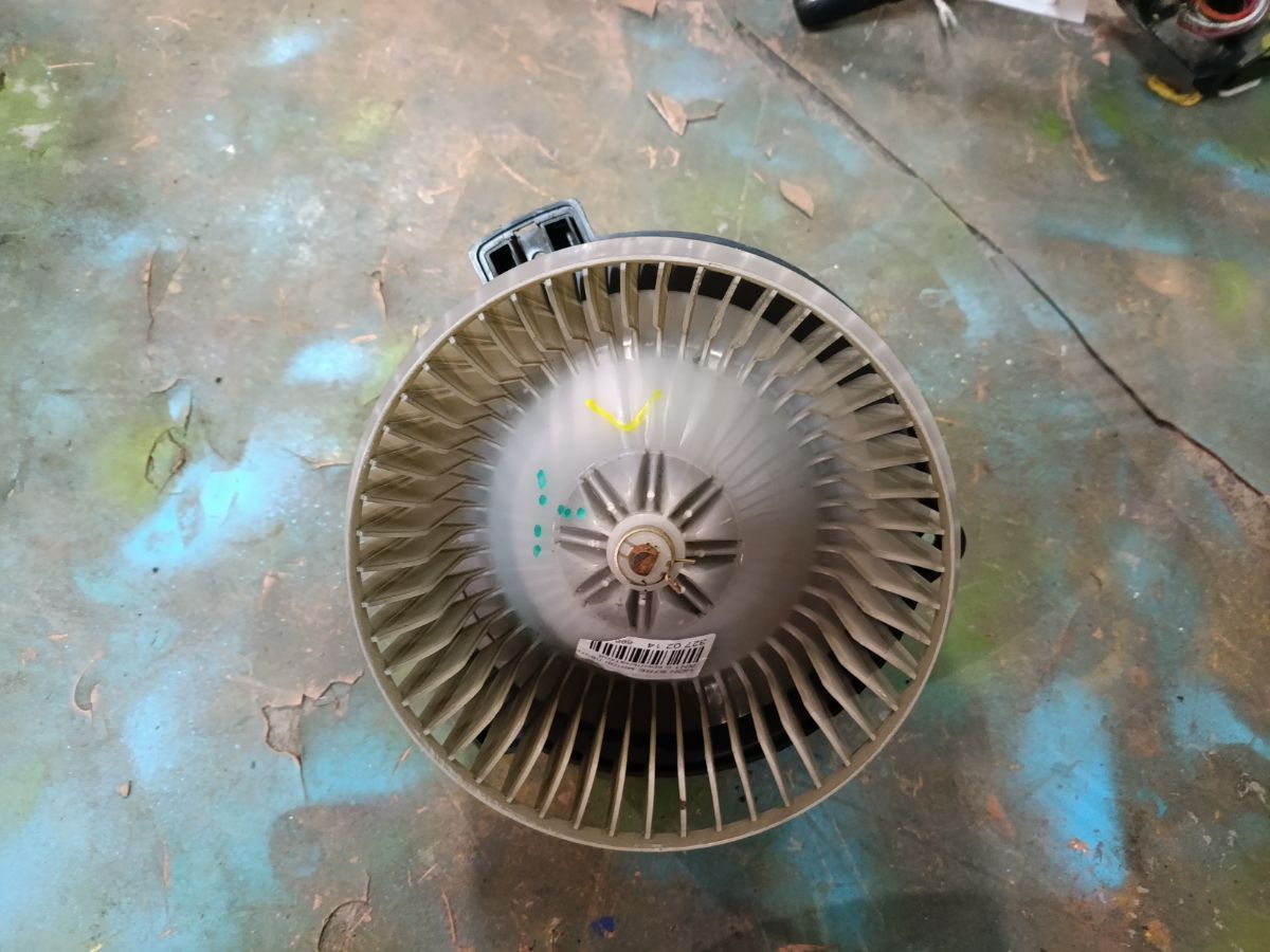 Мотор печки на Honda Stream RN1 Фото 6