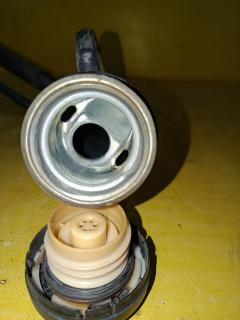Заливная горловина топливного бака 77201-44191 на Toyota Isis ANM10G 1AZ-FSE Фото 4
