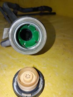 Заливная горловина топливного бака 77201-52050 на Toyota Vitz SCP10 1SZ-FE Фото 2