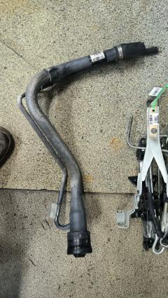 Заливная горловина топливного бака 77201-52050 на Toyota Vitz SCP10 1SZ-FE Фото 3