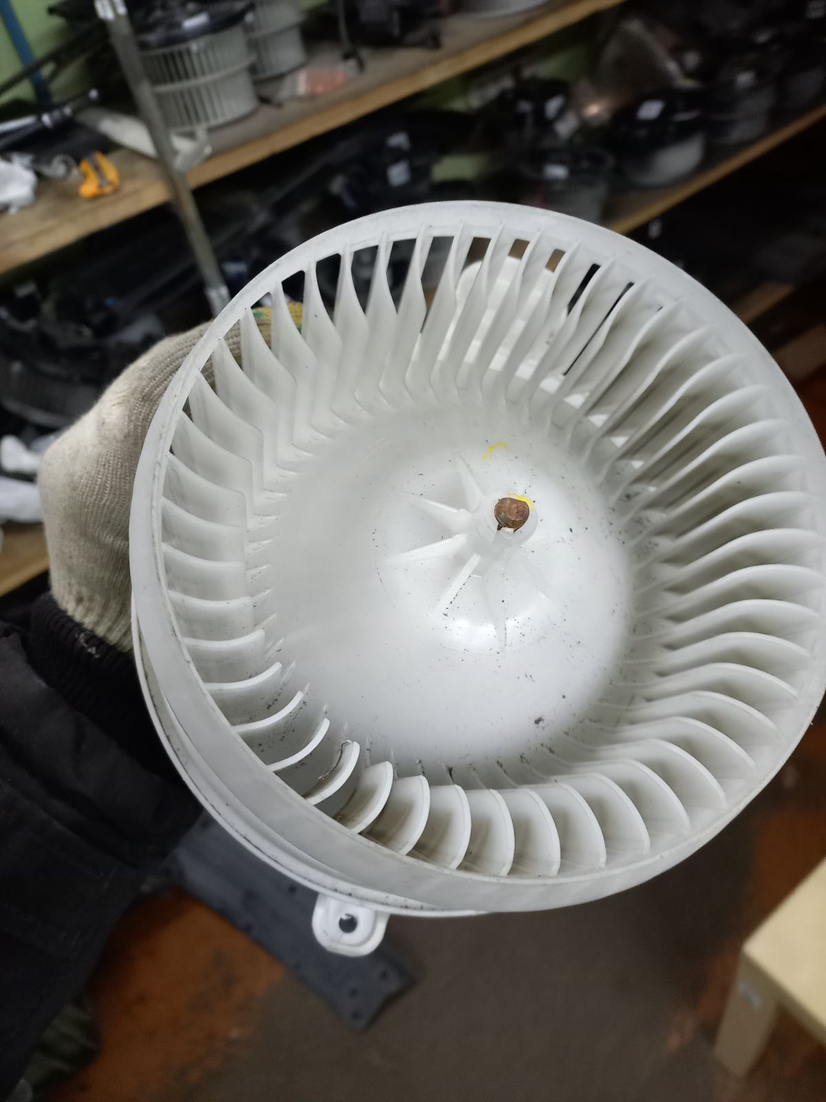 Мотор печки 87103-30400 на Toyota Mark X GRX130 Фото 9