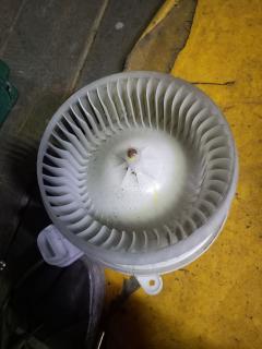 Мотор печки 87103-30400 на Toyota Mark X GRX130 Фото 5