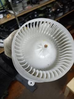 Мотор печки 87103-30400 на Toyota Mark X GRX130 Фото 9