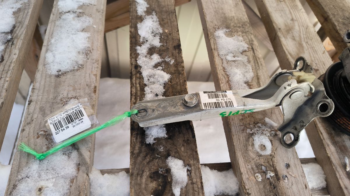 Крепление капота 53410-52010, 53420-52010 на Toyota Vitz SCP13 Фото 4