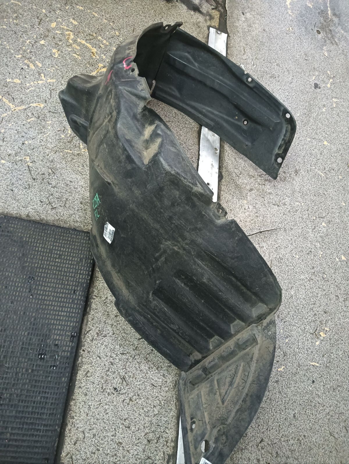 Подкрылок MR488991, MN150111 на Mitsubishi Colt Z25A 4G19 Фото 4