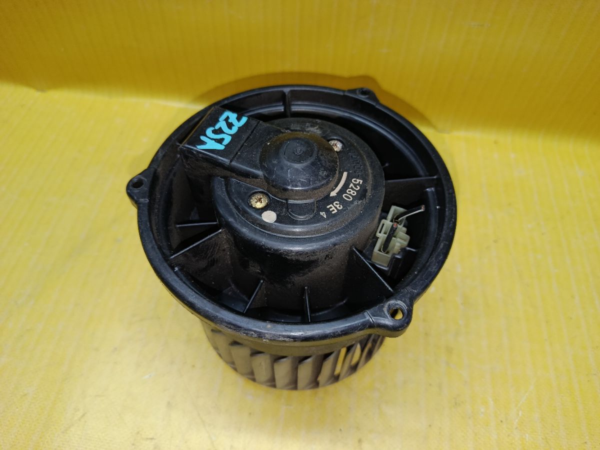 Мотор печки MN140153 на Mitsubishi Colt Z25A Фото 1 Мотор печки MN140153 на Mitsubishi Colt Z25A Фото 1