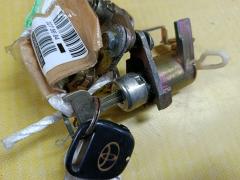 Замок двери на Toyota Vitz SCP10 Фото 3