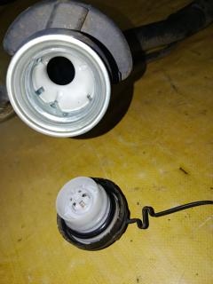 Заливная горловина топливного бака на Toyota Succeed NCP160V 1NZ-FE Фото 2