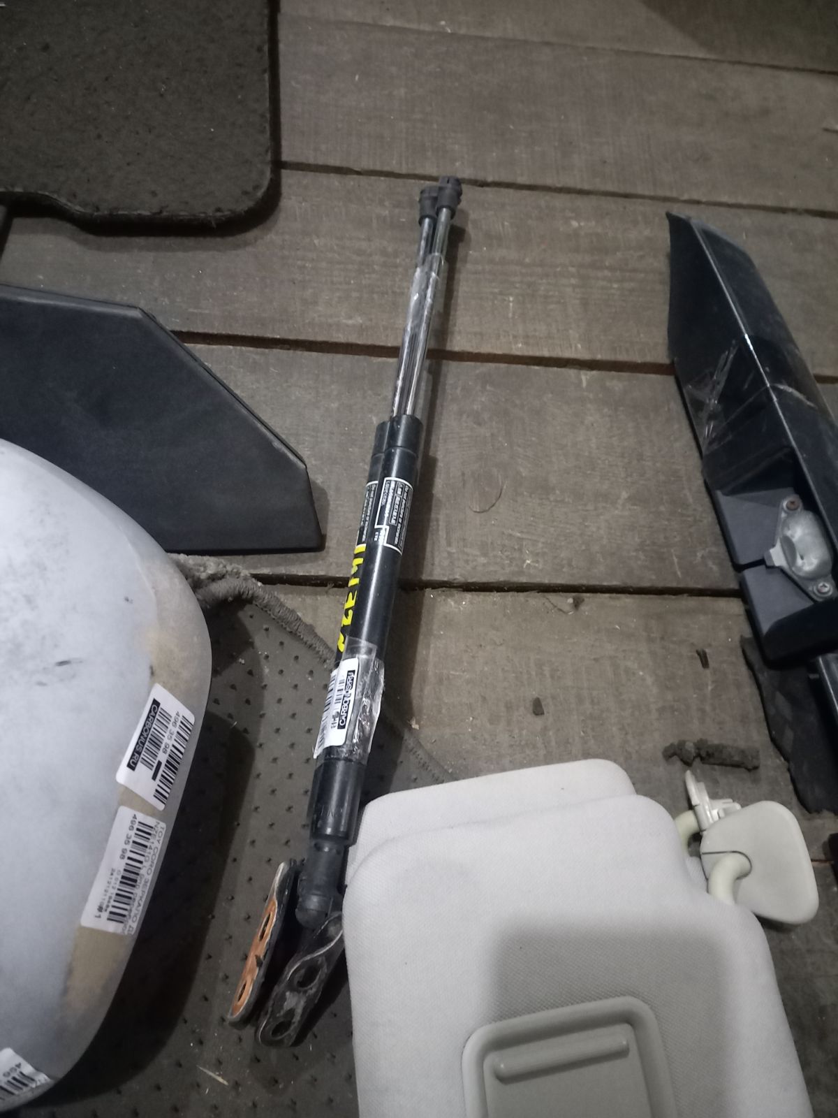 Амортизатор двери на Toyota Corolla Fielder NZE141G Фото 3