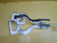 Крепление капота на Toyota Prius ZVW30