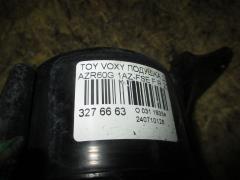 Подушка двигателя на Toyota Voxy AZR60G 1AZ-FSE Фото 2