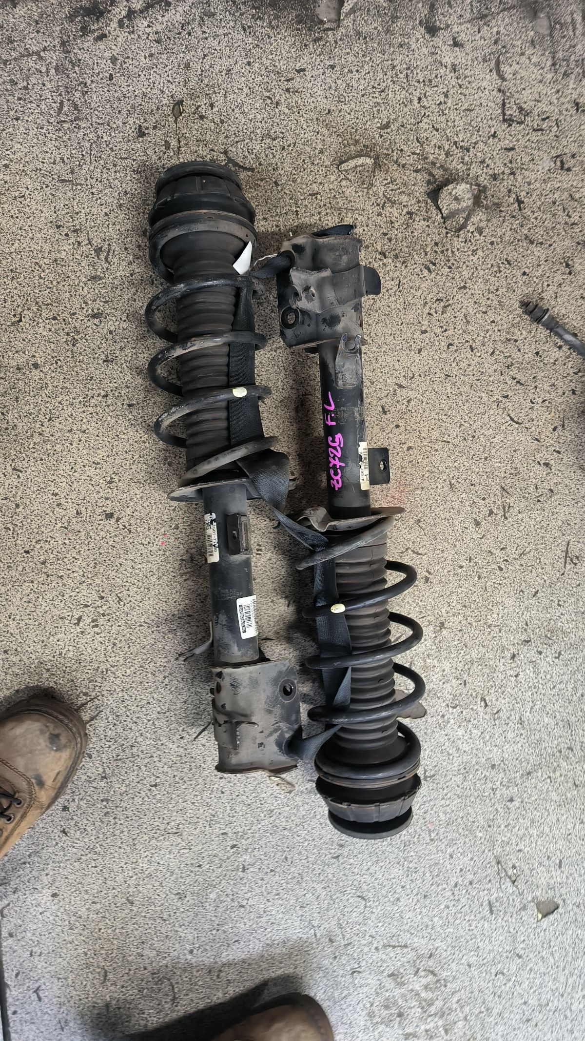 Стойка амортизатора 41601-71L00, 41602-71L00 на Suzuki Swift ZC72S K12B Фото 2