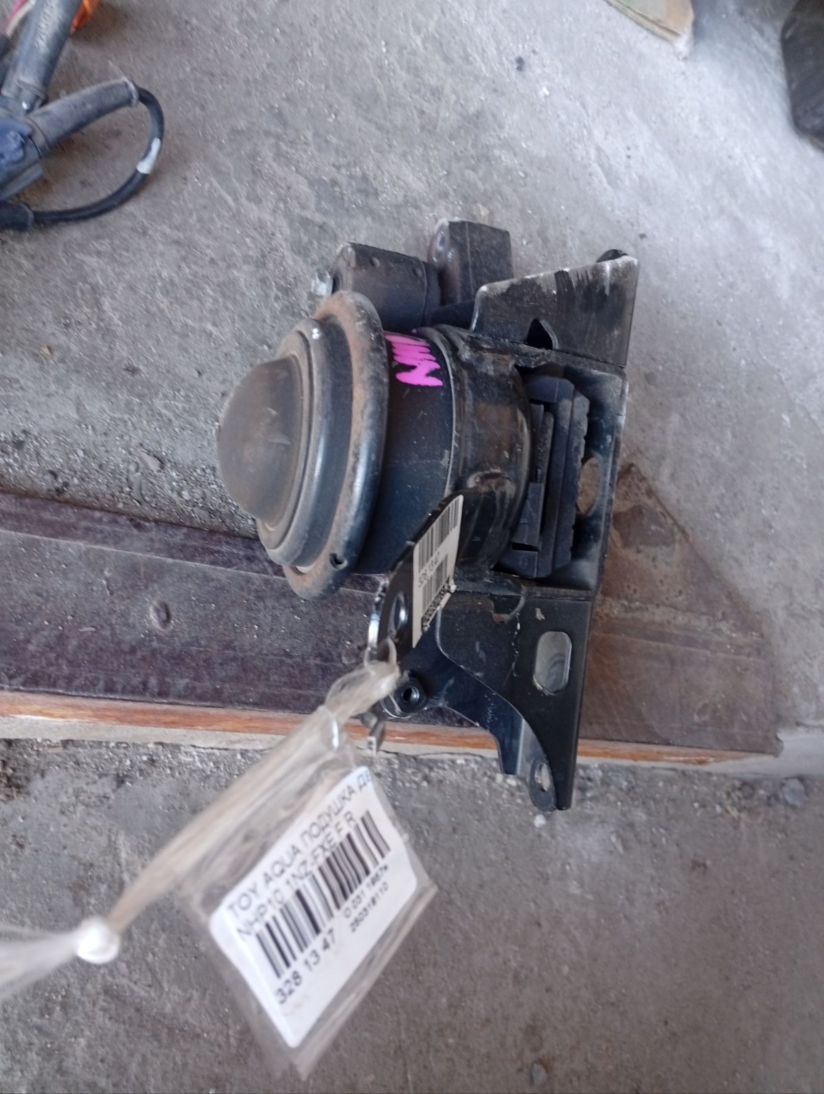 Подушка двигателя 12305-21450 на Toyota Aqua NHP10 1NZ-FXE Фото 3