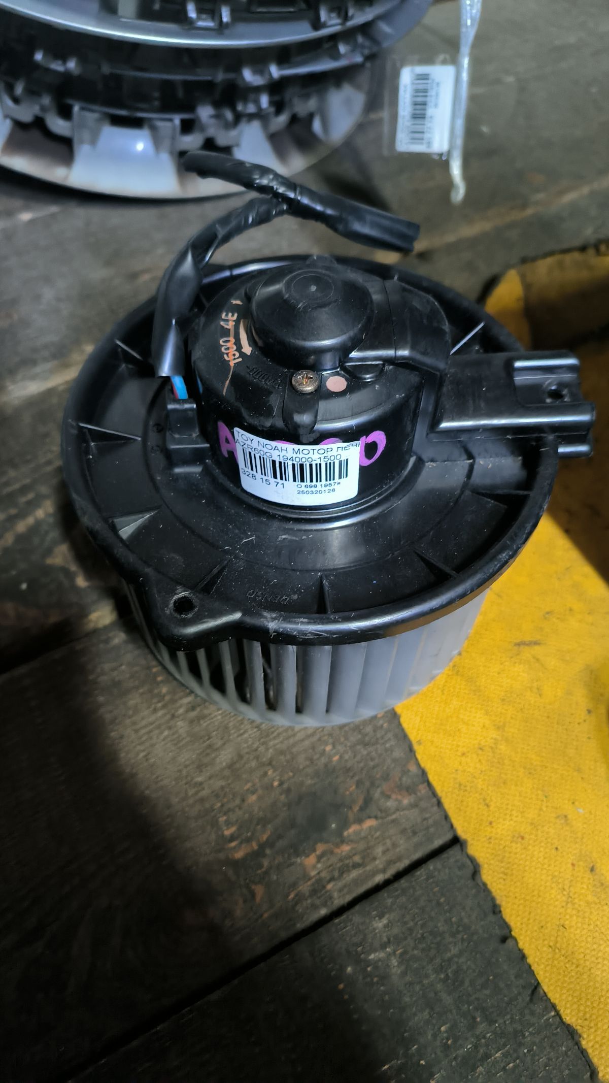 Мотор печки 87103-44030 на Toyota Noah AZR60G Фото 3