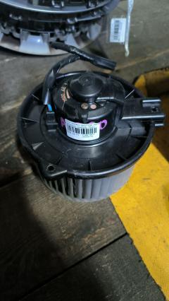 Мотор печки 87103-44030 на Toyota Noah AZR60G Фото 3