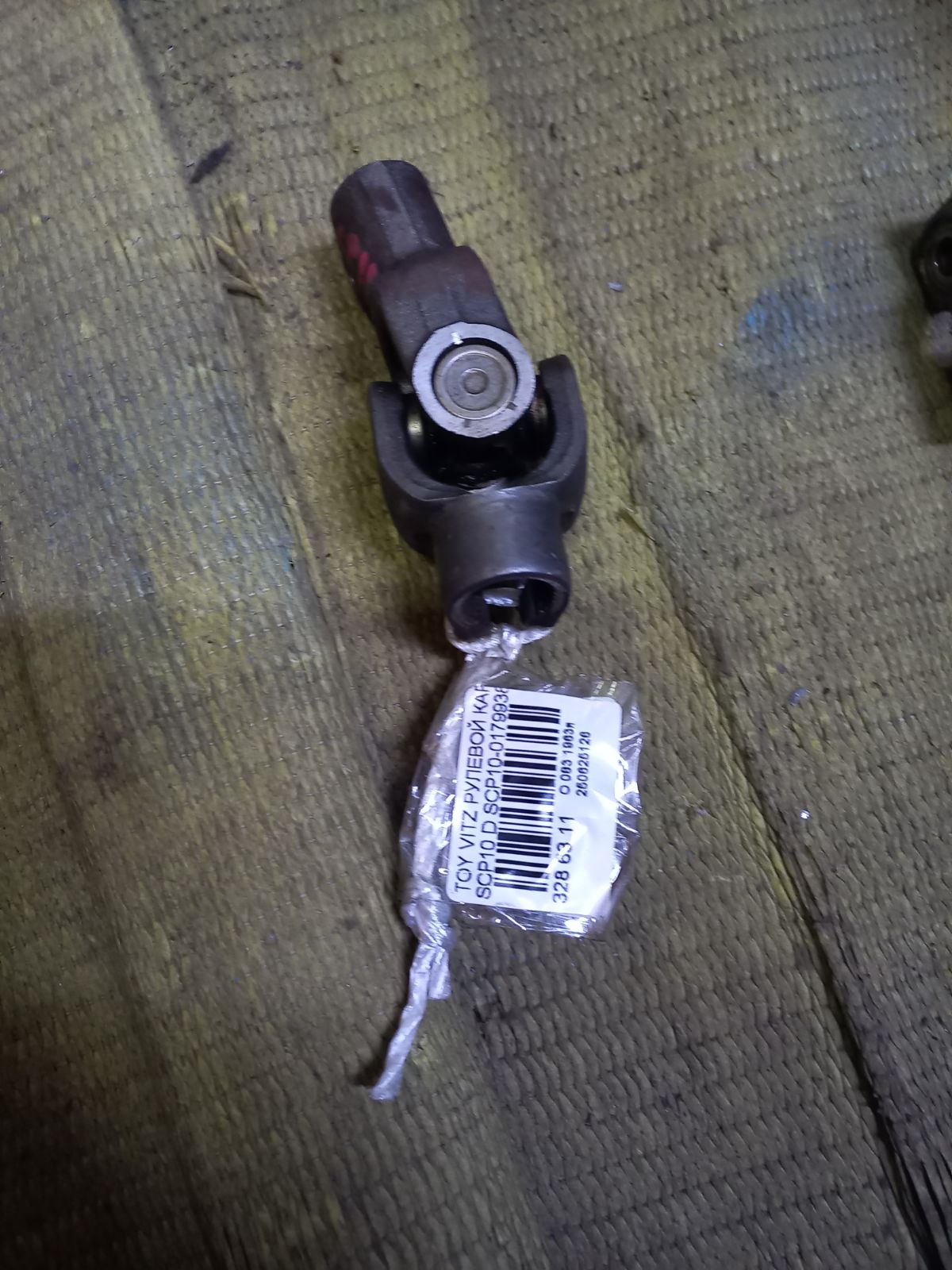 Рулевой карданчик 45209-52010, 45209-52020 на Toyota Vitz SCP10 Фото 2