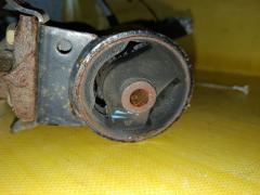 Подушка двигателя на Toyota Vitz SCP10 1SZ-FE Фото 3