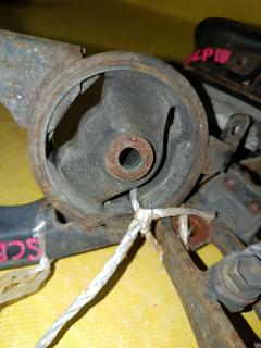 Подушка двигателя на Toyota Vitz SCP10 1SZ-FE Фото 4