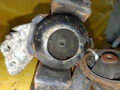 Подушка двигателя на Toyota Vitz SCP10 1SZ-FE Фото 6