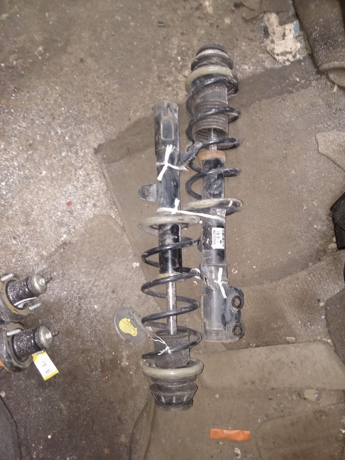 Стойка амортизатора на Nissan Note E12 HR12DDR Фото 2