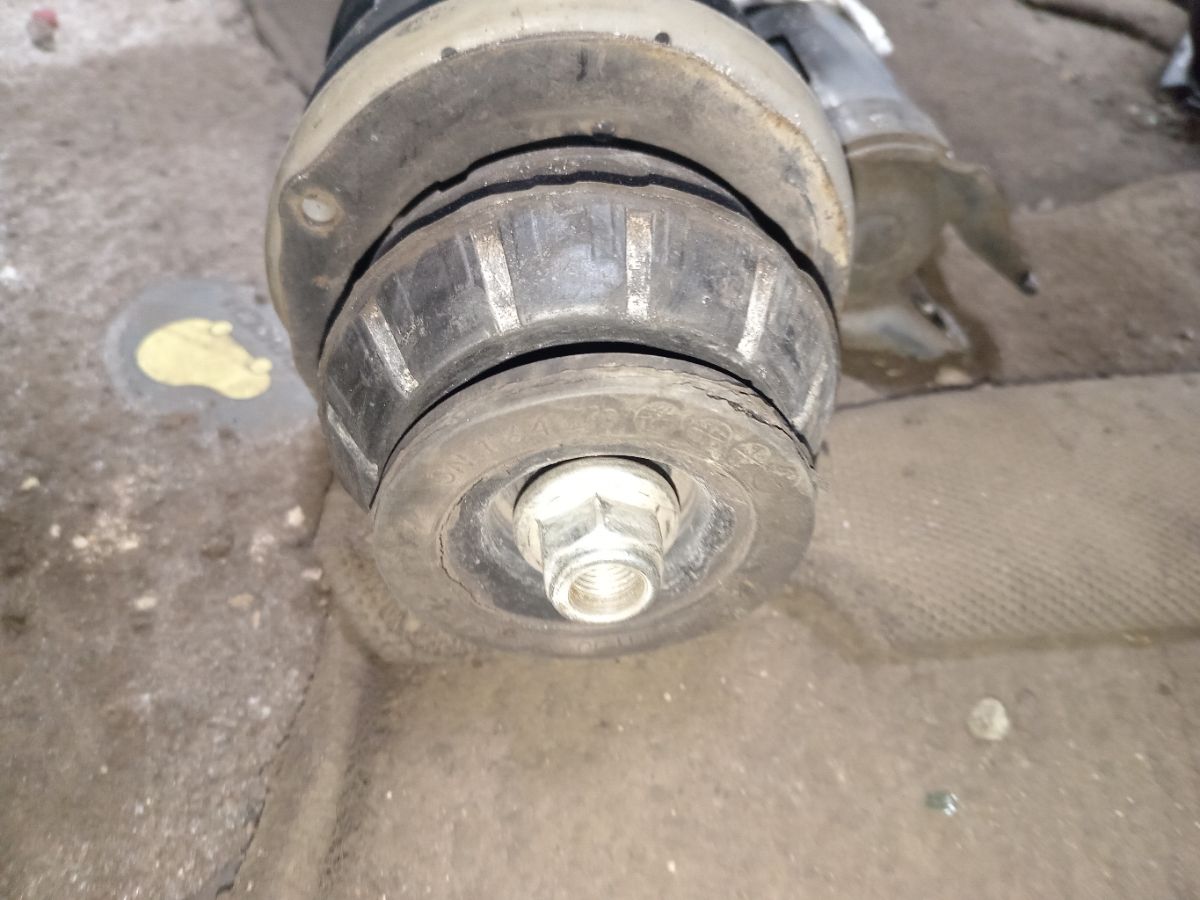 Стойка амортизатора на Nissan Note E12 HR12DDR Фото 3