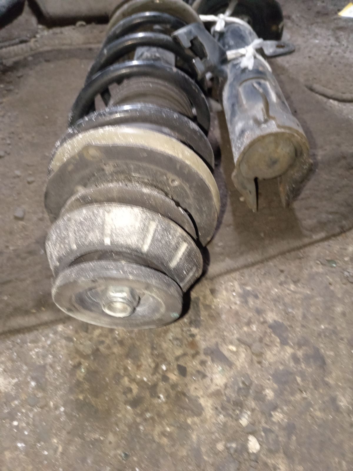 Стойка амортизатора на Nissan Note E12 HR12DDR Фото 4