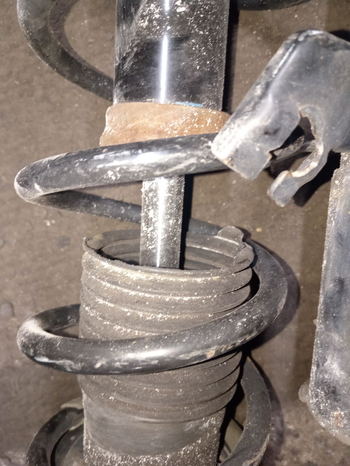 Стойка амортизатора на Nissan Note E12 HR12DDR Фото 5