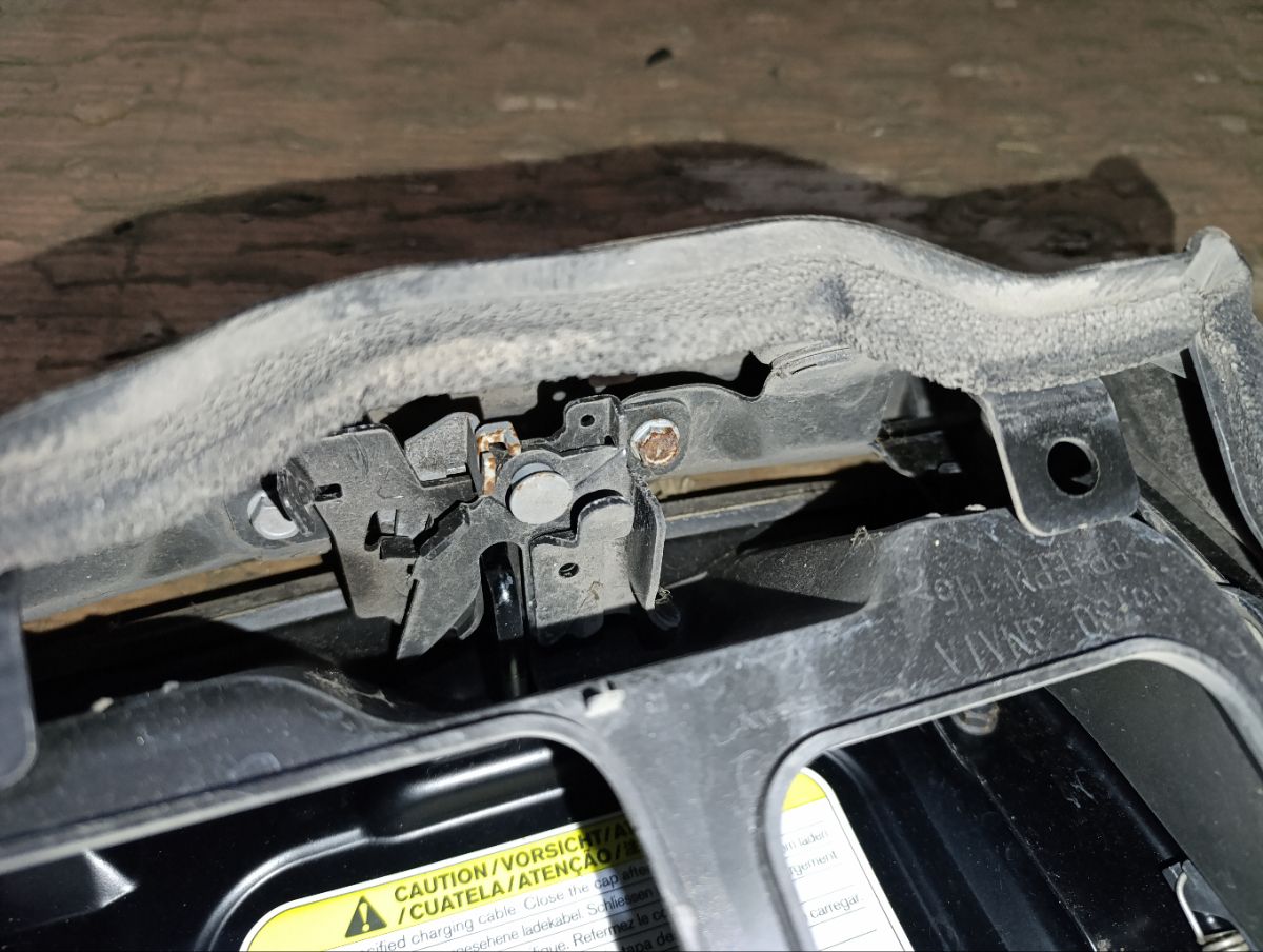 Лючок без подсветки без подсветки на Nissan Leaf ZE0 Фото 10