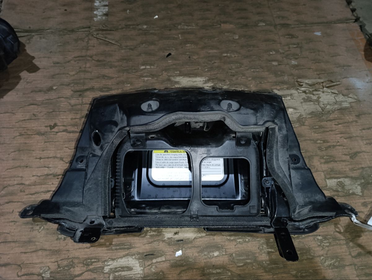 Лючок без подсветки без подсветки на Nissan Leaf ZE0 Фото 8