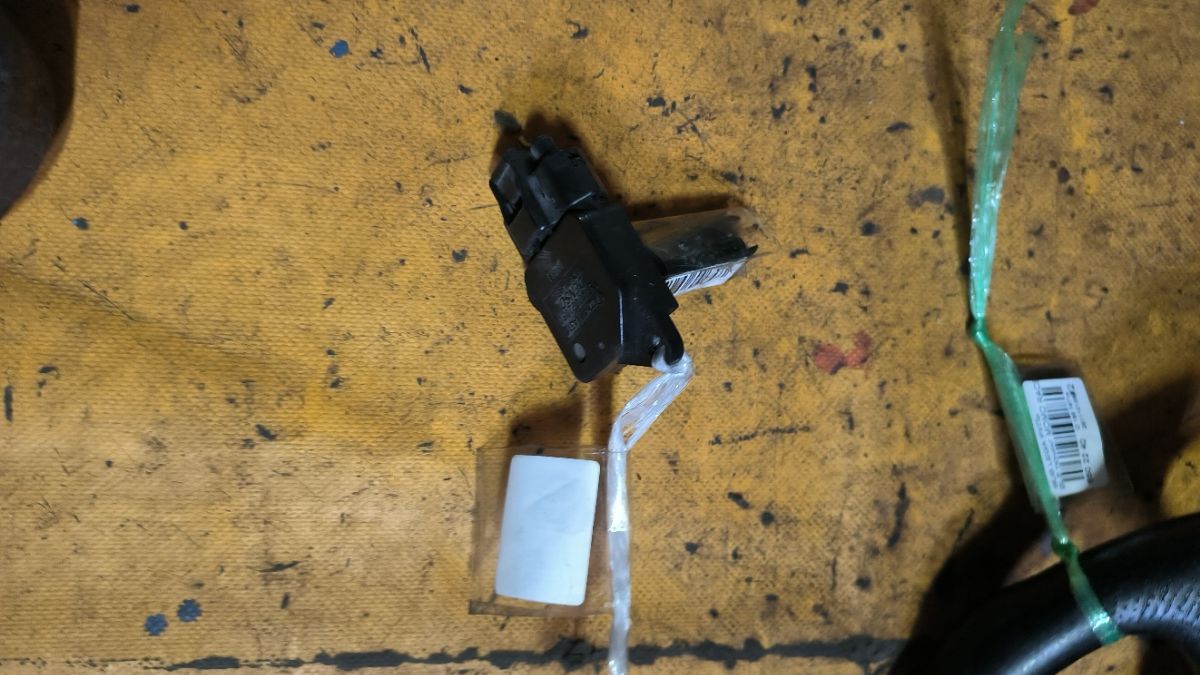 Датчик расхода воздуха 22680-AA310, DK-AF198 на Subaru Legacy Wagon BP5 EJ203 Фото 2