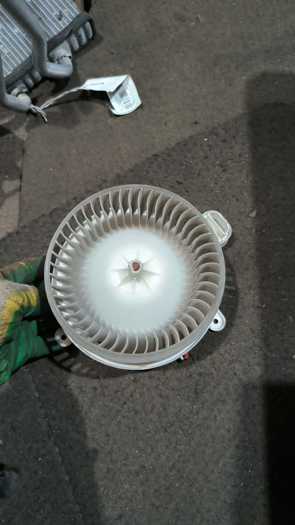 Мотор печки 87103-30400 на Toyota Mark X GRX120 Фото 3