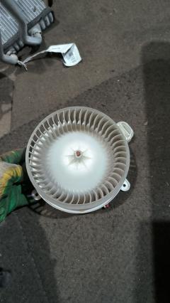 Мотор печки 87103-30400 на Toyota Mark X GRX120 Фото 3