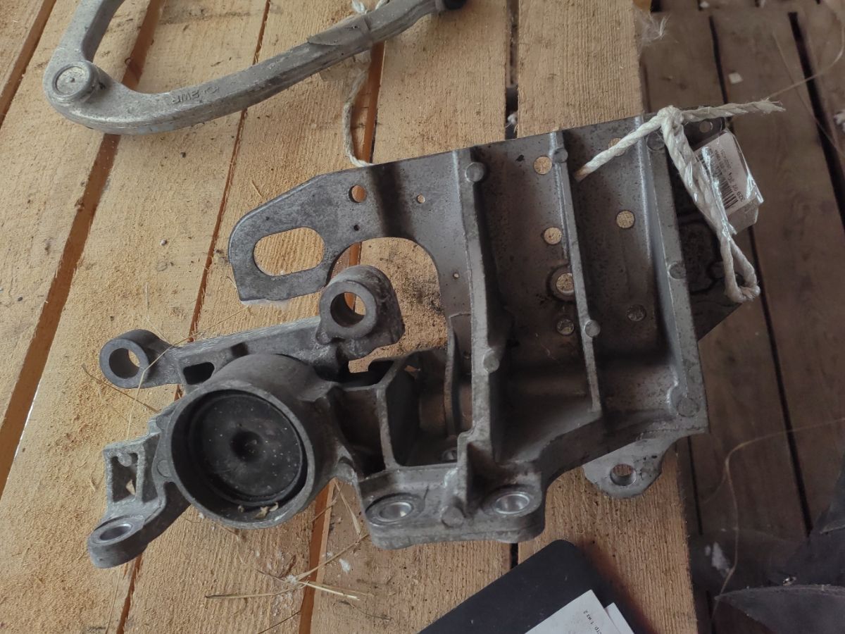 Подушка двигателя на Nissan X-Trail NT31 MR20DE Фото 4