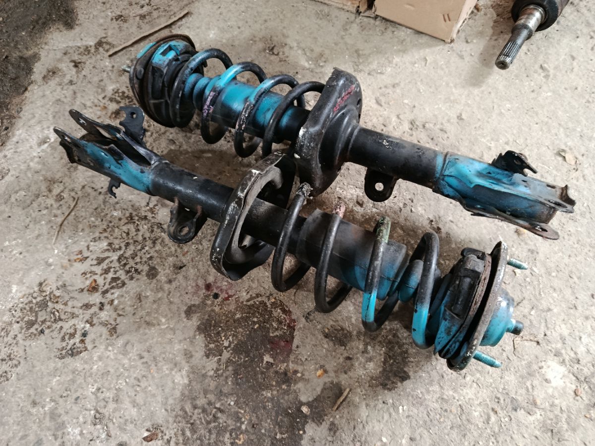 Стойка амортизатора на Honda Stepwgn RK1 R20A Фото 1