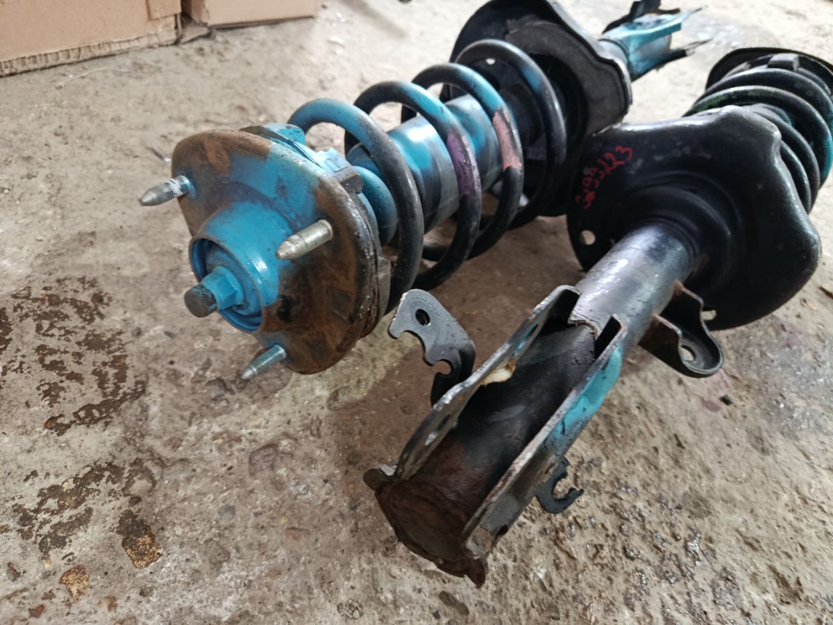 Стойка амортизатора на Honda Stepwgn RK1 R20A Фото 2