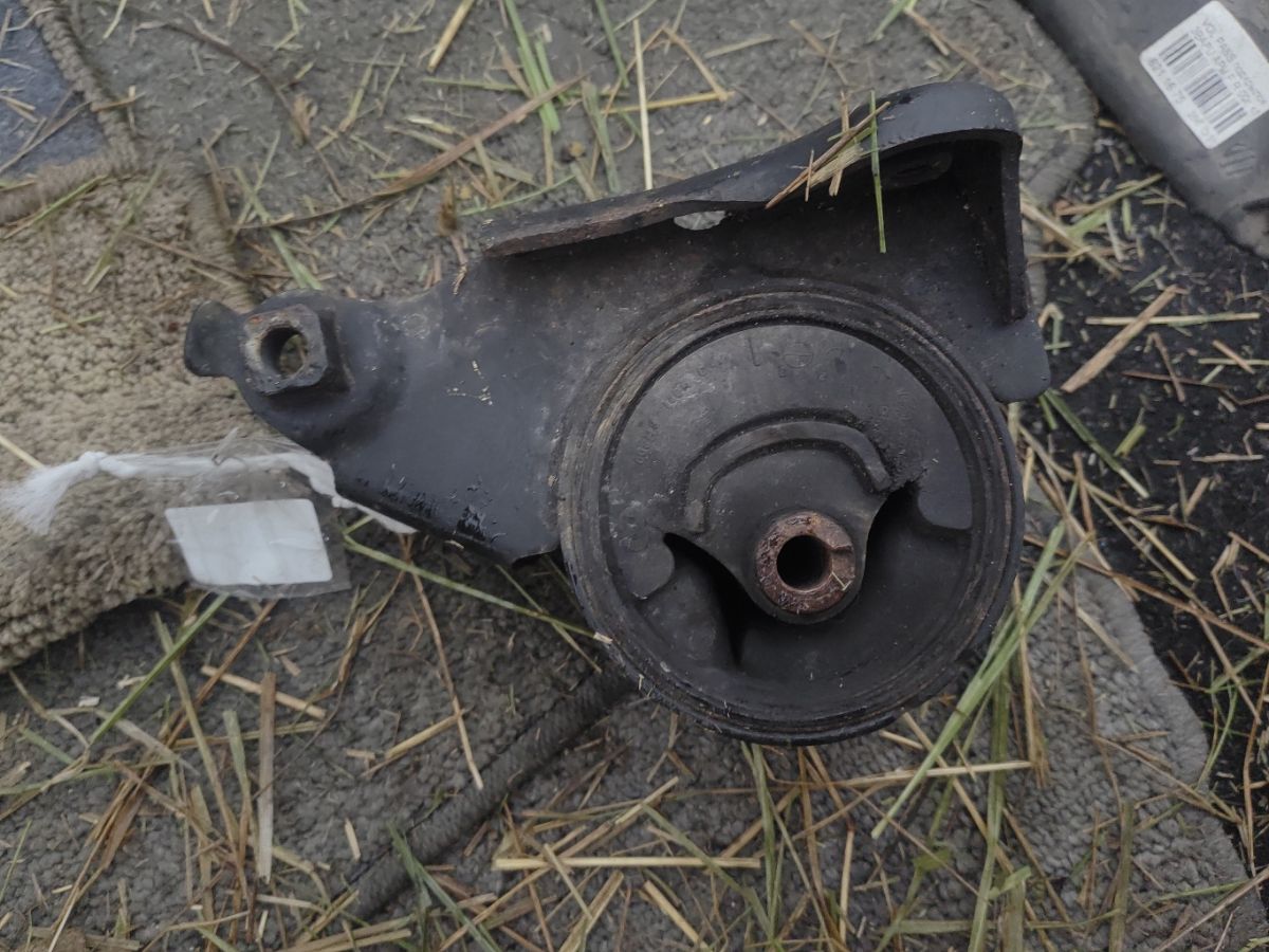 Подушка двигателя на Nissan X-Trail NT30 QR20DE Фото 6