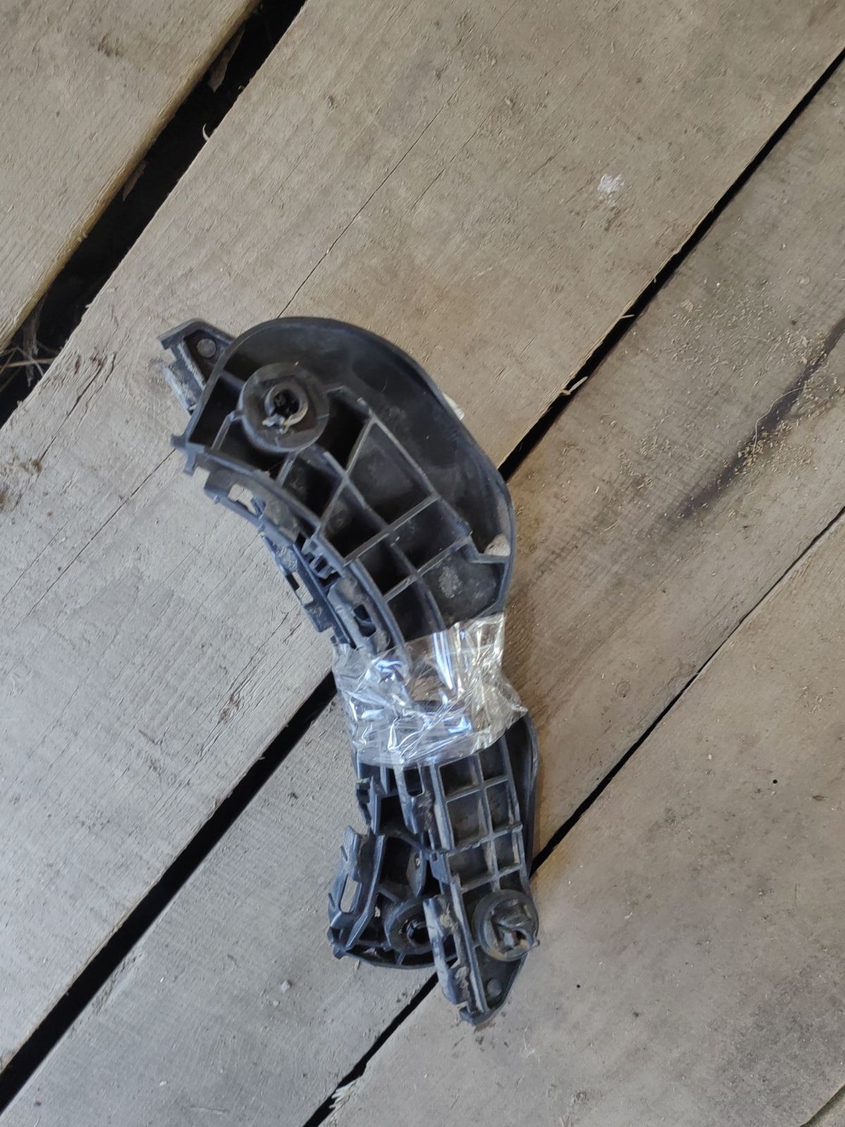 Крепление бампера 52116-12400 на Toyota Corolla Fielder NZE144 Фото 5