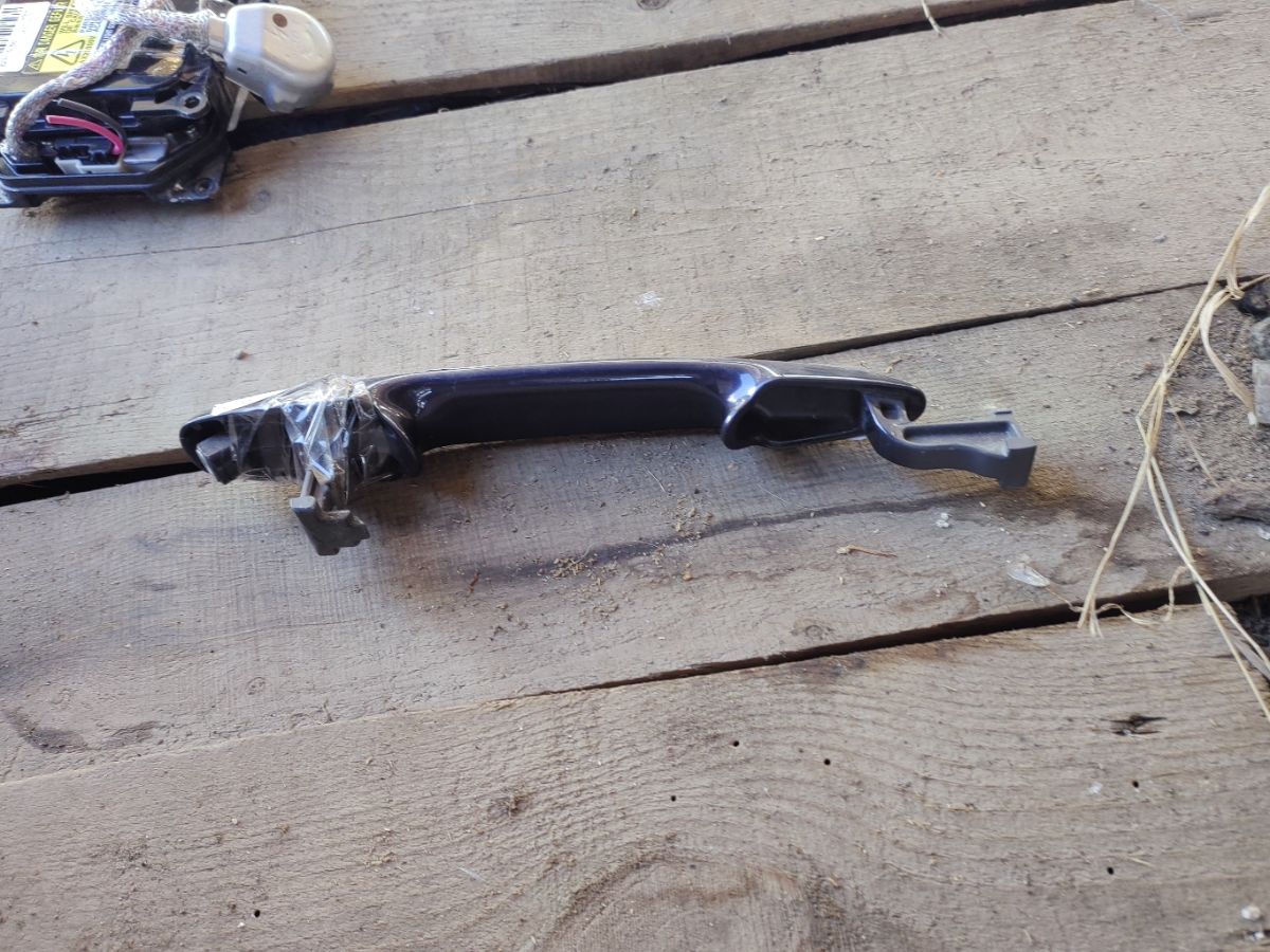 Ручка двери на Toyota Noah AZR60G Фото 4