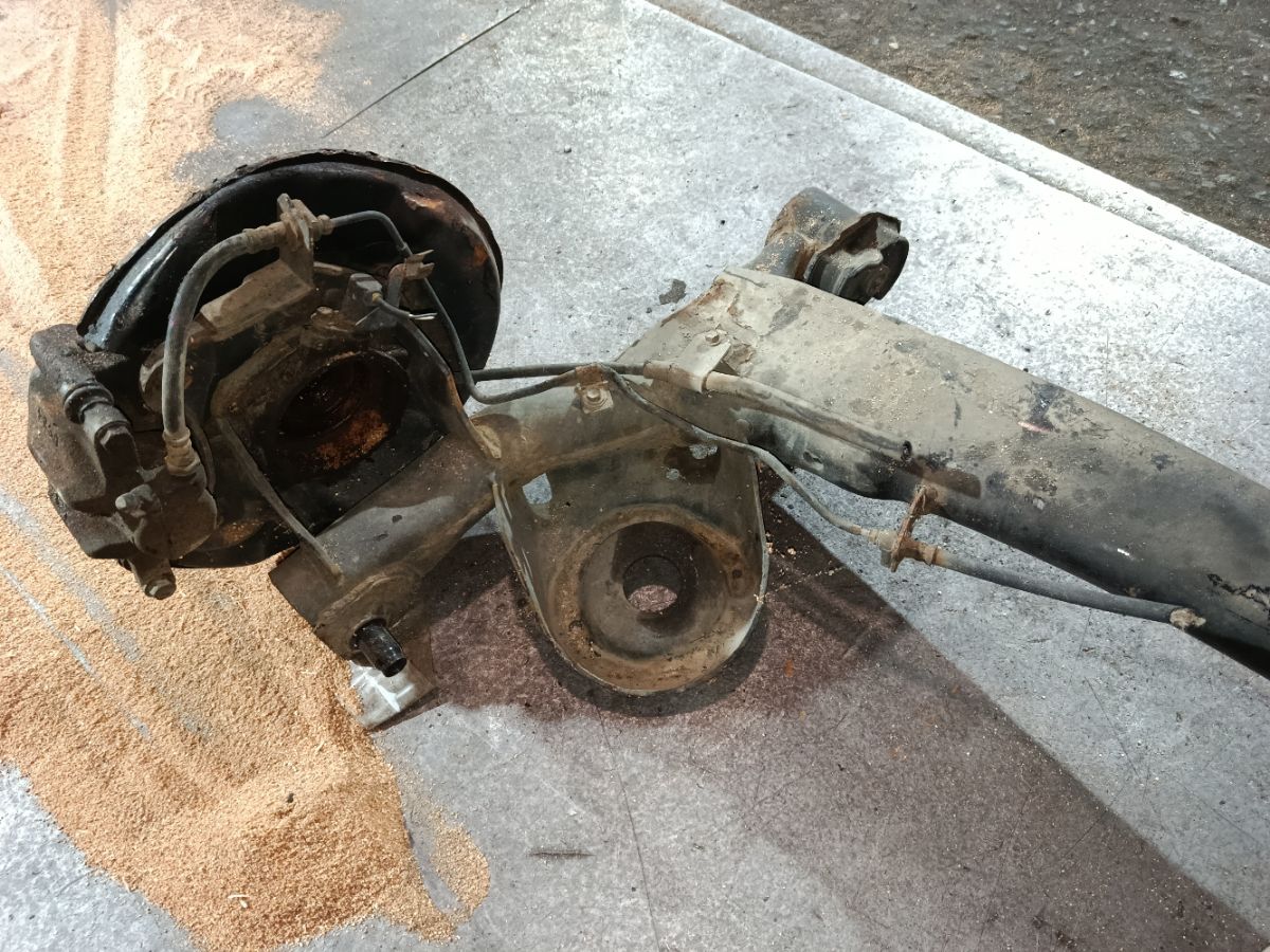 Балка подвески на Toyota Ipsum ACM26W 2AZ-FE Фото 3