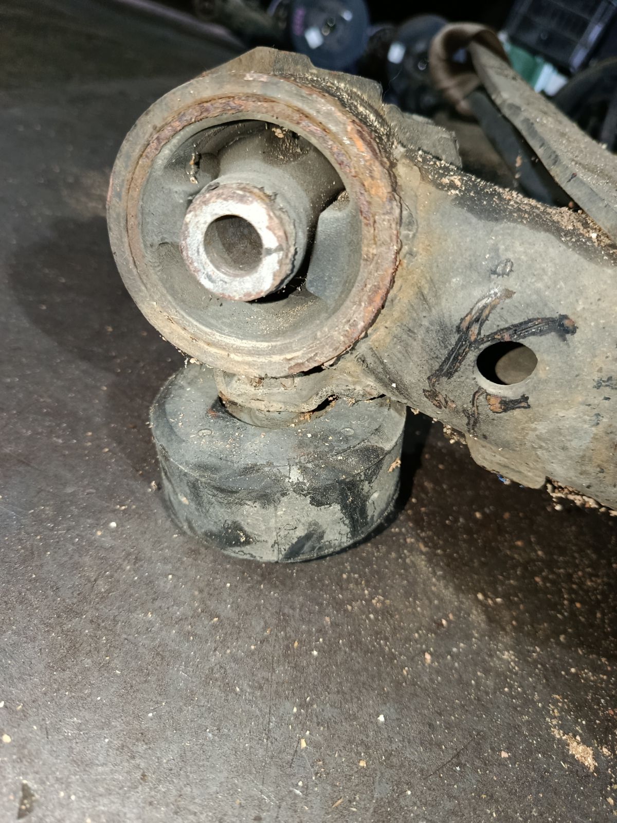 Балка подвески на Toyota Ipsum ACM26W 2AZ-FE Фото 6