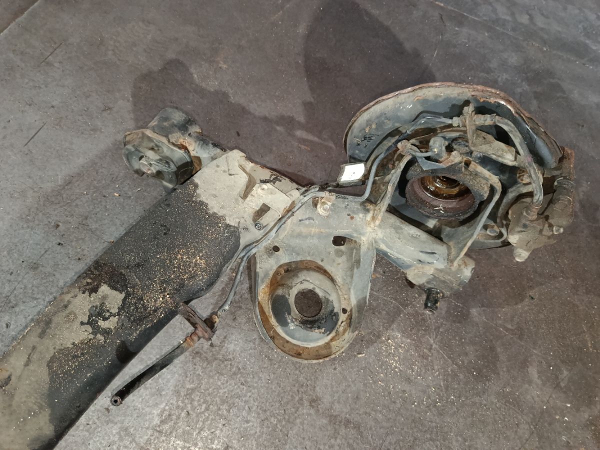 Балка подвески на Toyota Ipsum ACM26W 2AZ-FE Фото 7