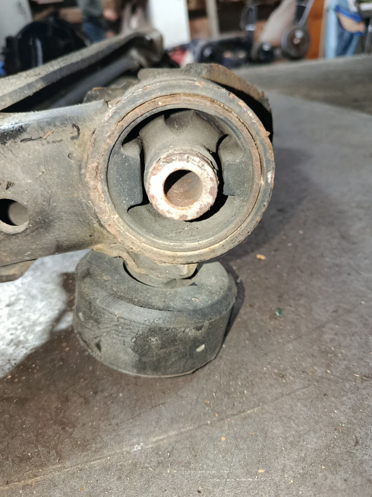 Балка подвески на Toyota Ipsum ACM26W 2AZ-FE Фото 8