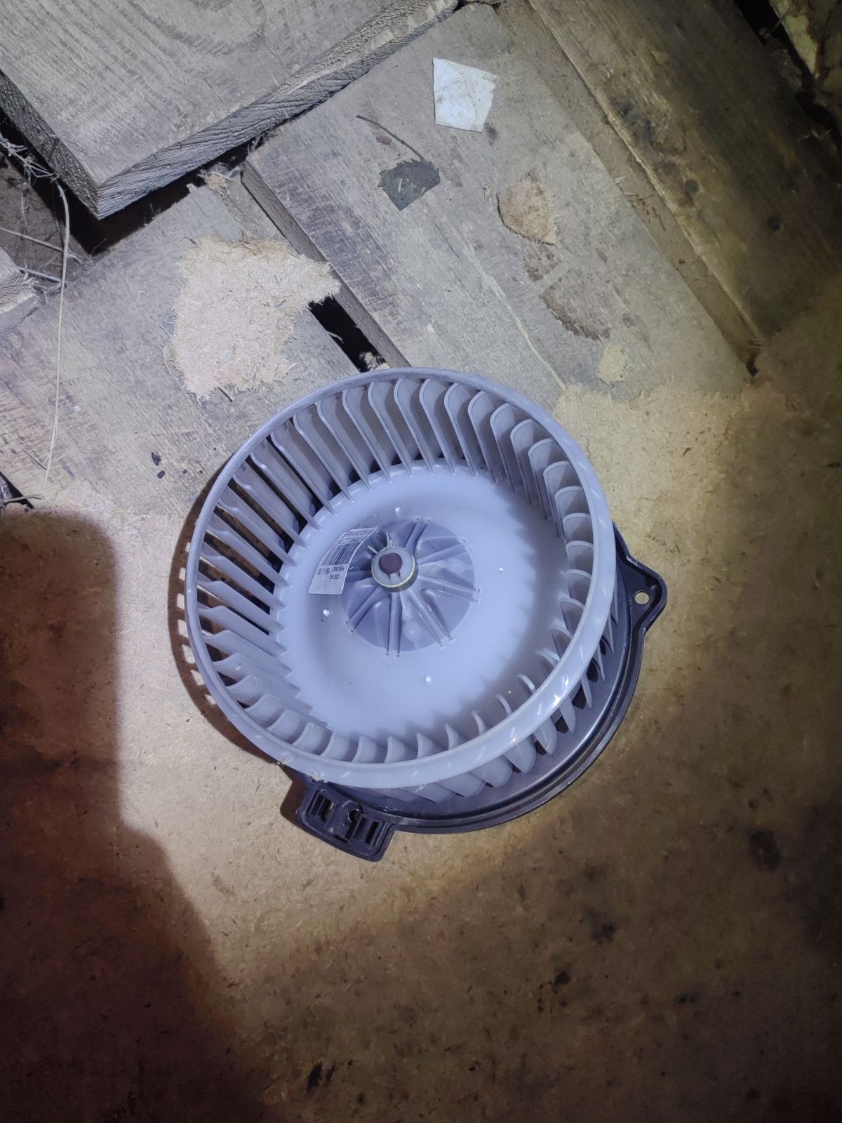 Мотор печки 87103-12050 на Toyota Premio ZZT245 Фото 4